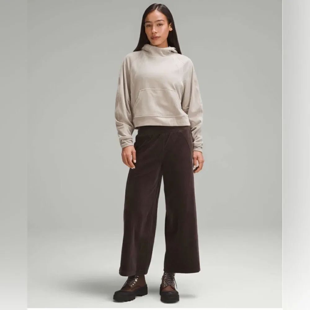 Lululemon Scuba Mid-Rise Wide-Leg Crop *Velvet Cord
Espresso Size 0